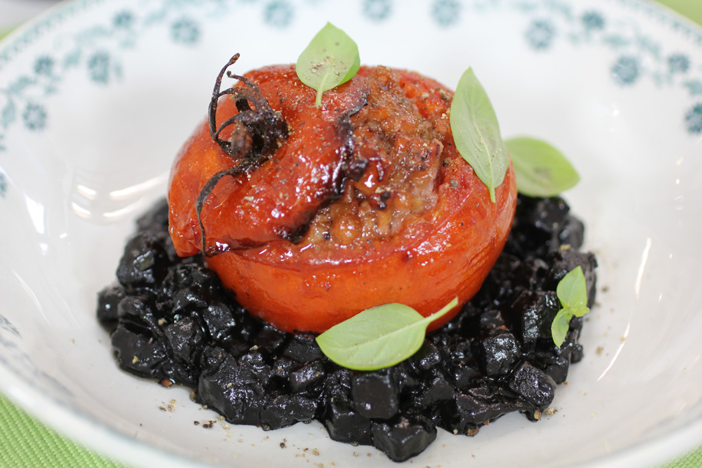 1a-Patatotto-negro-con-tomates-preñaos